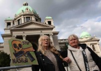 Sirbistan'daki Silahli Saldirilarin Ardindan Halk Sokaga Indi