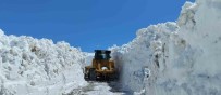 Sirnak'ta Metrelerce Kar Yollardan Temizleniyor