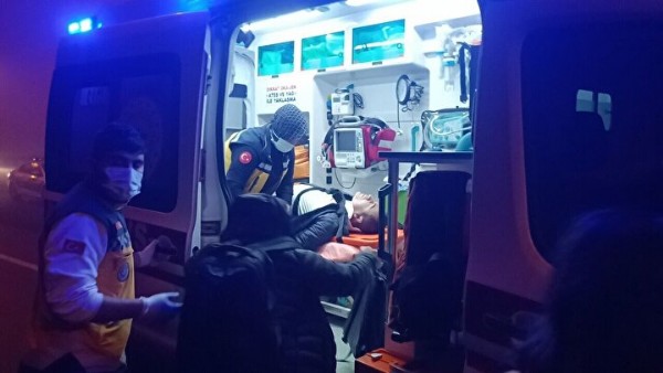 Otomobil makaslayan TIR'a ok gibi saplandı: Dört yaralı