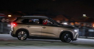 Bakan Varank, motosiklet ile geldiği havalimanında Togg ile drift attı