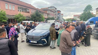 Gökçebey'de Togg Ile Fotograf Çektirebilmek Için Birbirleriyle Yaristilar