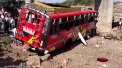 Hindistan’da otobüs köprüden uçtu: 22 ölü