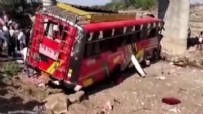 HINDISTAN - Hindistan’da otobüs köprüden uçtu: 22 ölü