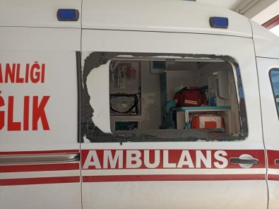Saglik Ekiplerine Saldirdi, Ambulansin Camini Kirdi