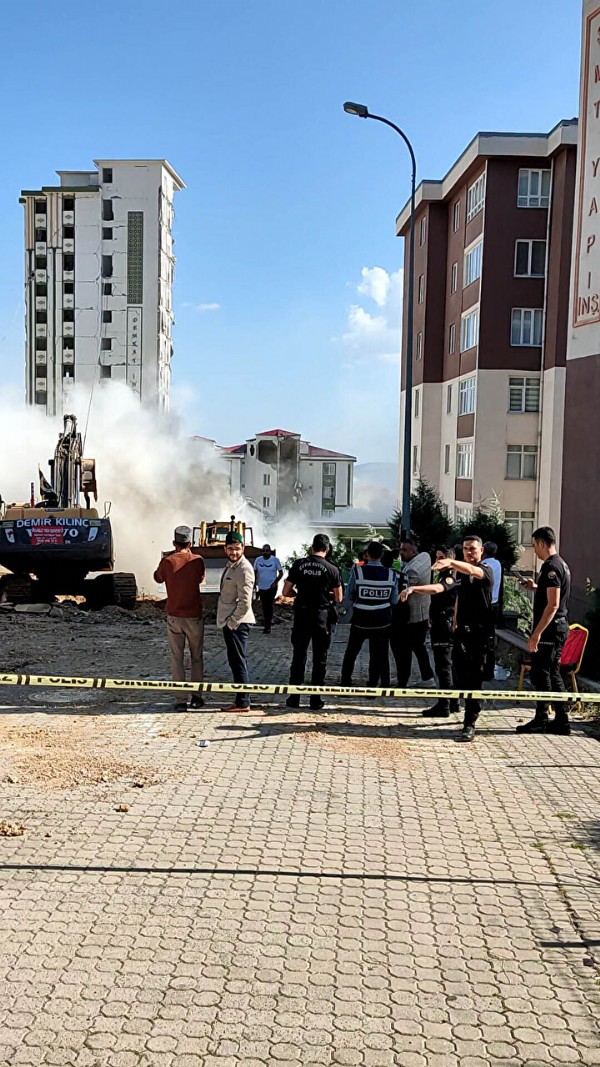 Kahramanmaraş'ta korku dolu anlar: Hasarlı bina sağlam binanın üzerine devrildi