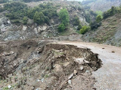 Manisa'da Heyelan Sebebiyle Kapanan Yol Yeniden Ulasima Açildi