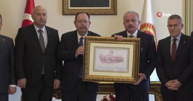 YSK Başkanı Ahmet Yener, Cumhurbaşkanı mazbatasını TBMM Başkanı Mustafa Şentop'a verdi