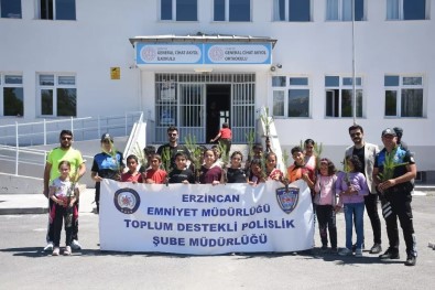 Erzincan'da Polisler Çocuklarla Fidan Dikti