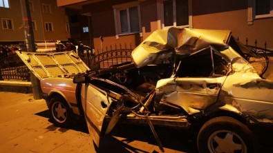 Erzurum'da Direksiyon Hakimiyetini Kaybeden Sürücü Duvara Çarparak Durabildi Açiklamasi 1 Ölü, 1 Yarali