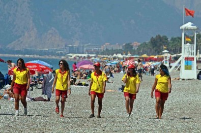 Onlari Gören Erkekler Bogulma Numarasi Yapiyor