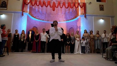 'Pera'nin Seslerinden Adimlara' Neziroglu'nun Koleksiyonu Ile Izleyicilerle Bulustu