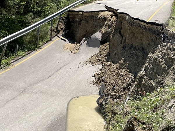 Dehşete düşüren görüntü: Koca yol kullanılmaz hale geldi