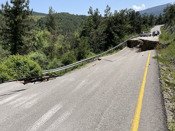 Dehşete düşüren görüntü: Koca yol kullanılmaz hale geldi