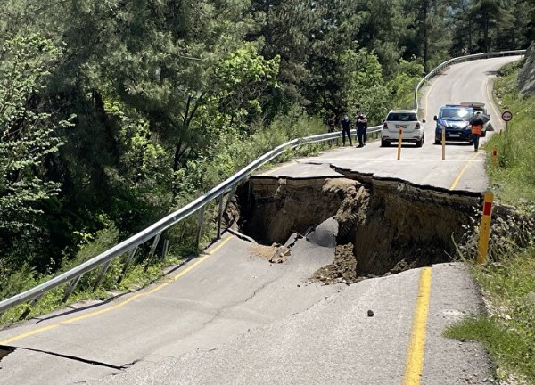 Dehşete düşüren görüntü: Koca yol kullanılmaz hale geldi