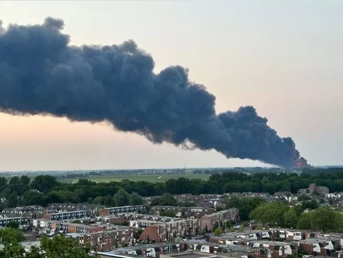 Hollanda'da devasa yangın: Kara bulutlar göğü kapladı