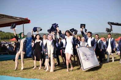 BARÜ'de Binlerce Ögrenci Mezun Olmanin Gururunu Yasadi