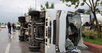 Jandarma personelini taşıyan midibüs devrildi: 5 yaralı