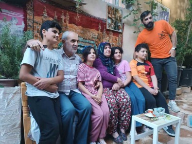 Mardinli Çift Kaybettikleri Evladinin Acisini Yasadiklari Sokagi Yesillendirerek Unutmaya Çalisiyor