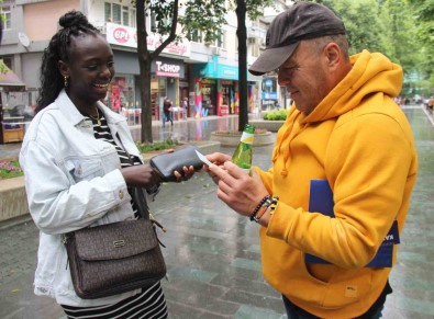 Her Gören Afrikali Zannediyor, Gerçegi Ögrenince Saskina Dönüyor