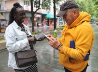 Her Gören Afrikali Zannediyor, Gerçegi Ögrenince Saskina Dönüyor