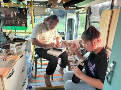 Karavani Atölyeye Dönüstürdüler, Ürettikleri Ürünleri Satarak Dünyayi Geziyorlar