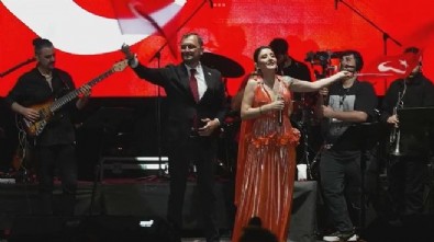 Melek Mosso'yu sahneye çıkaran Tekirdağ Süleymanpaşa Belediye Başkanı Cüneyt Yüksel'e tepkiler çığ gibi büyüyor