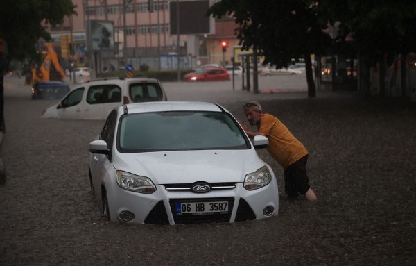 Ankara'yı sel basmıştı! Mansur Yavaş bahaneyi betonlaşma ve küresel ısınmada buldu!