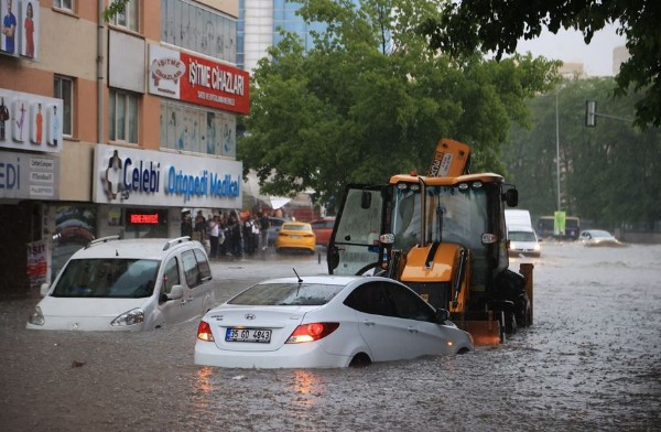 Ankara'yı sel basmıştı! Mansur Yavaş bahaneyi betonlaşma ve küresel ısınmada buldu!