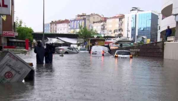 Okan Bayülgen punk modasına uydu!