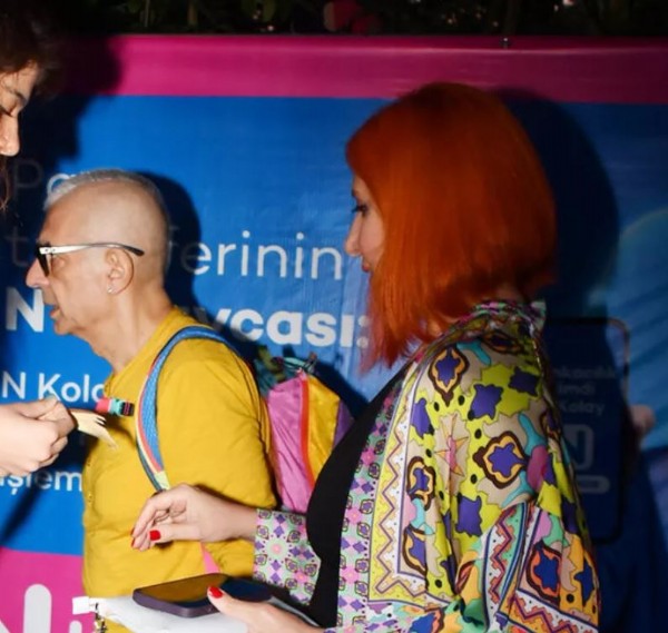 Okan Bayülgen punk modasına uydu!