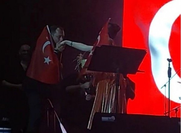 Melek Mosso'yu sahneye çıkaran Tekirdağ Süleymanpaşa Belediye Başkanı Cüneyt Yüksel'e tepkiler çığ gibi büyüyor