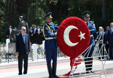 Cumhurbaskani Erdogan, Bakü'de Sehitligi Ziyaret Etti