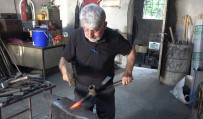 Dede Meslegini Yasatmak Için 50 Yildir Demire Sekil Veriyor