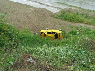 Otomobil Sürücüsü Nehre Düsmekten Son Anda Kurtuldu