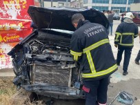 Seyir Halindeki Tir, Otomobile Çarparak Devrildi Açiklamasi 1 Yarali
