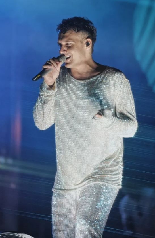 Sahne kostümüyle olay oldu!