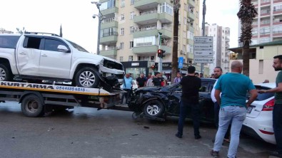 Adana'da Kavsakta Kaza Açiklamasi 3 Araç Hasar Gördü, 2 Sürücü Yaralandi