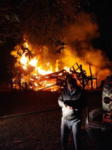 Ahsap Ev Alevlere Teslim Oldu