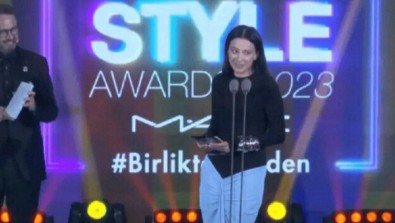 Bursa Büyükşehir Belediyesi sahnede LGBT savunuculuğu yapan Melike Şahin'in konserini iptal etti