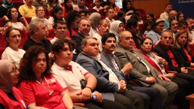 Satranç Turnuvasinda Yarismacilar Iyilige Hamle Yapti