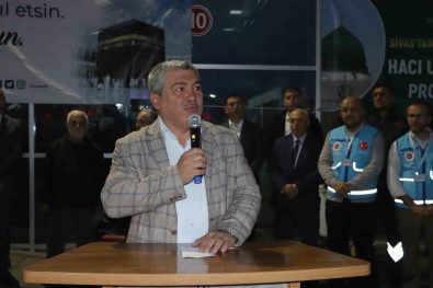 Ilk Hac Kafilesi Dualarla Ugurlandi