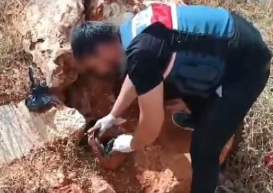 Jandarma Bos Araziye Saklanmis 1 Kilo Eroini Ele Geçirdi