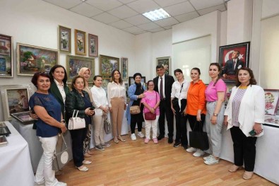 Kadinlarin El Emekleri Görücüye Çikti