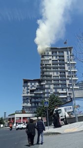 Kagithane'de Rezidansta Yangin Açiklamasi Onlarca Kisi Mahsur Kaldi