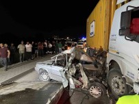 Manisa'da Kamyonun Çarptigi Otomobil Hurdaya Döndü Açiklamasi 1 Yarali