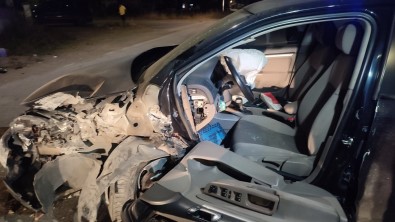 Sakarya'da Otomobil Duvara Çarpti Açiklamasi 1 Yarali