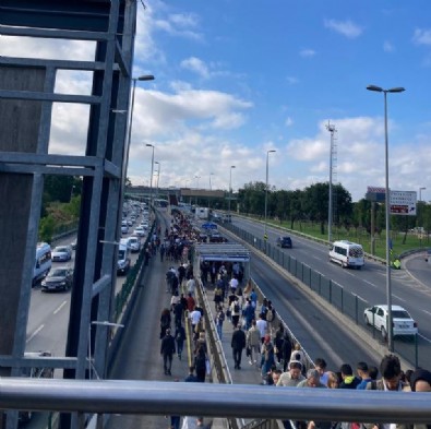 Yine metrobüs arızalandı! Çok uzun kuyruklar oluştu