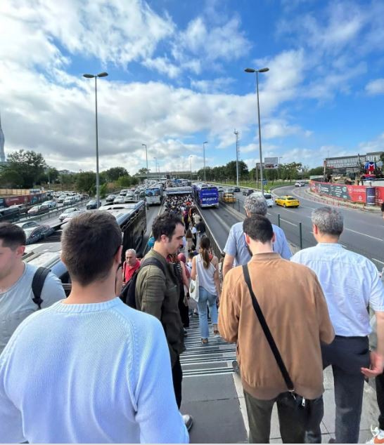 Yine metrobüs arızalandı! Çok uzun kuyruklar oluştu