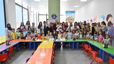 Bursa'da Ana Kucagi Ögrencileri Karnelerini Aldi