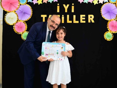 Trabzon'da 145 Bin Ögrenci Bugün Karnelerini Aldi